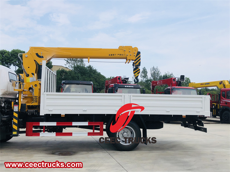 Cargo box and SQ125-4 boom crane Cargo box and SQ125-4 boom crane