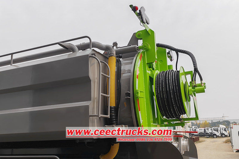 Isuzu cleaning and sewage suction truck