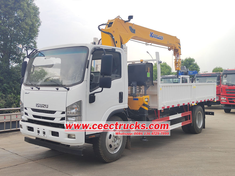 Isuzu telescopic crane truck