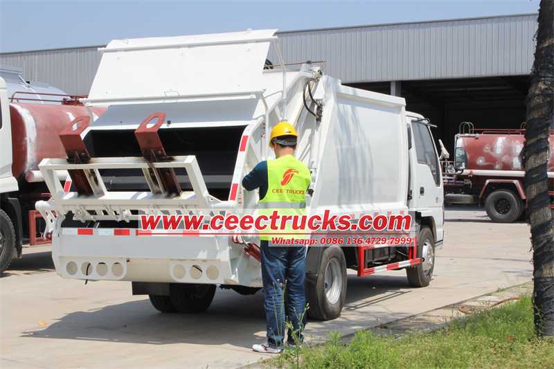 ISUZU refuse compactor truck testing by CEEC TRUCKS engineer ISUZU garbage compactor truck