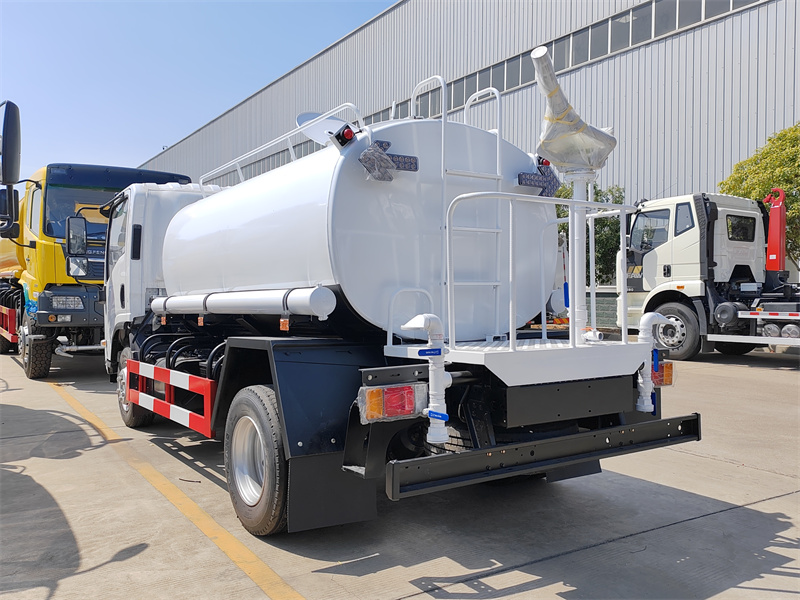 ISUZU NPR water tank truck