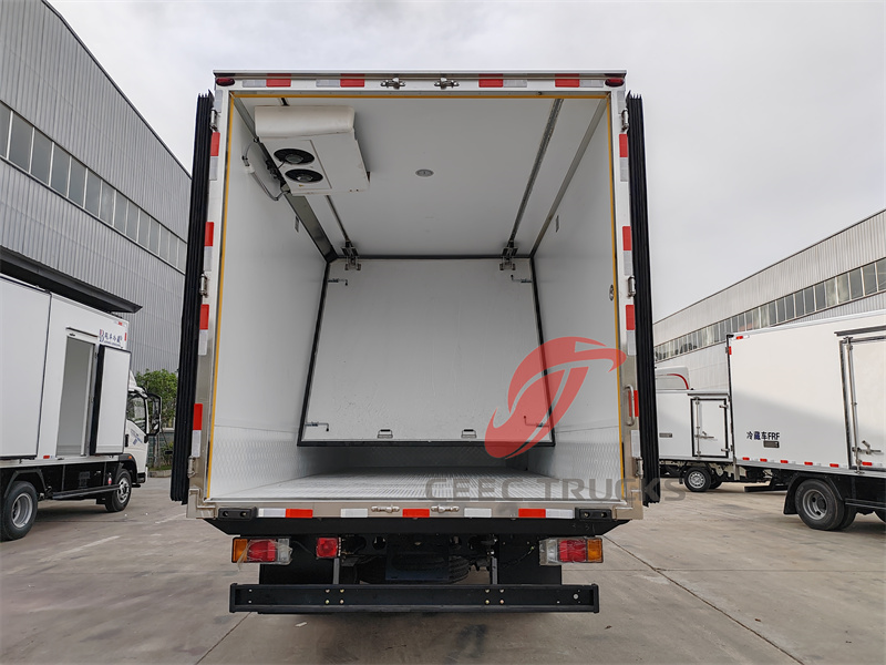 ISUZU Refrigerated Truck with Partition ISUZU Refrigerated Truck with Partition