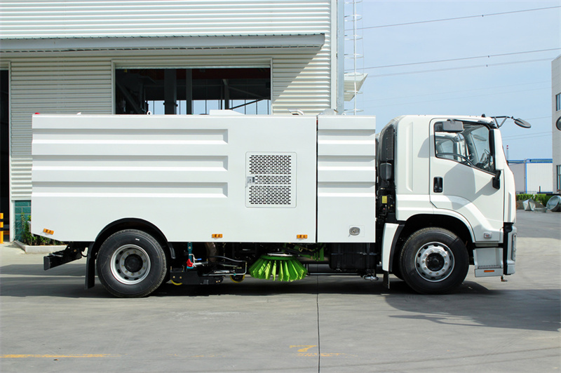 Isuzu cleaning sweeper truck