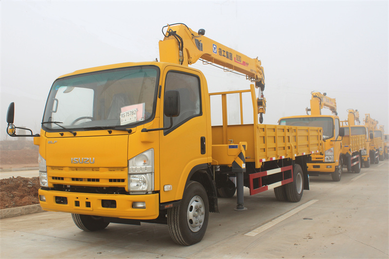 ISUZU NKR cargo truck with telescopic crane 