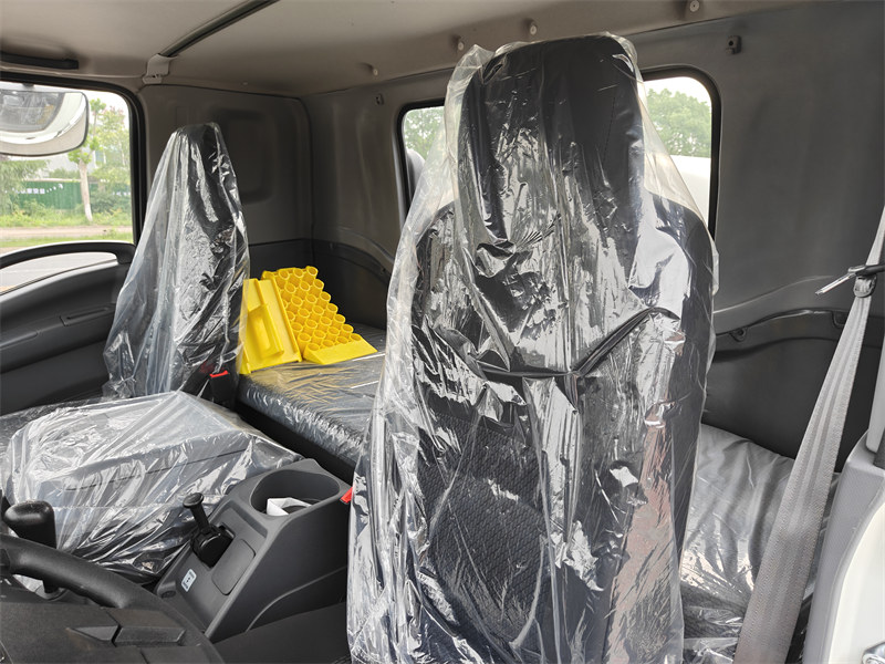 ISUZU GIGA 4X water sprinkler vehicle cabin with sleeper