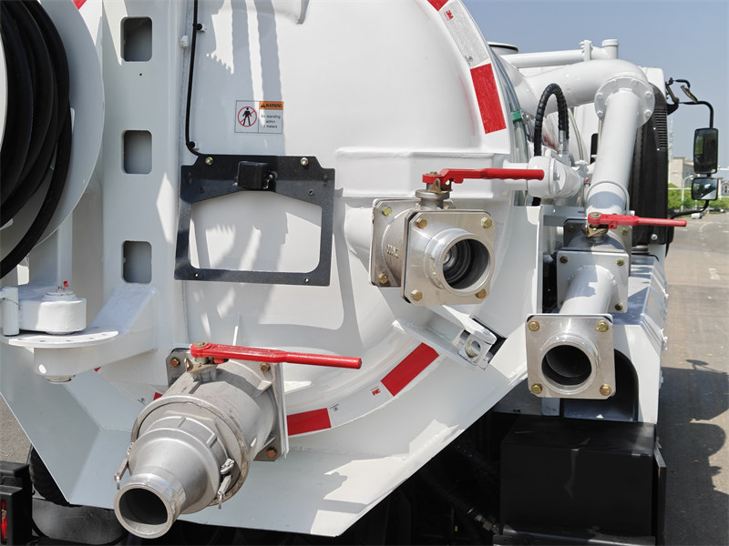 Isuzu vacuum suction jetting truck rear valves