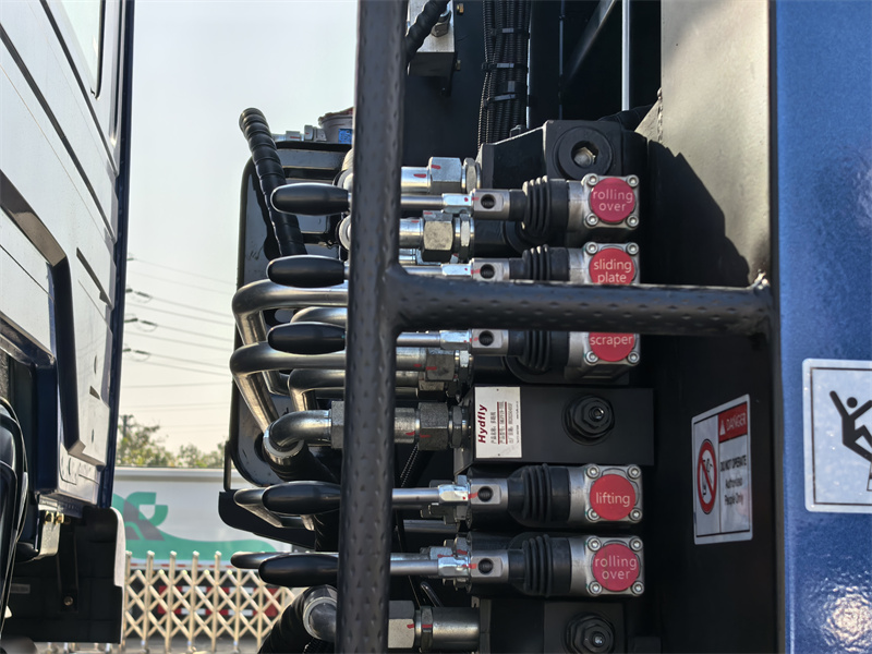 Driver-side manual hydraulic control lever 