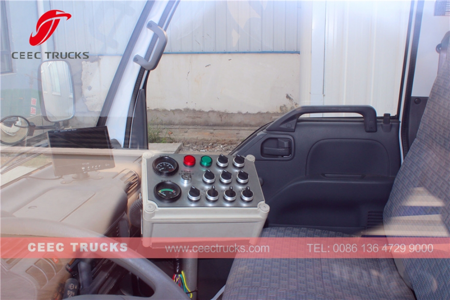 Trak penyapu jalan vakum ISUZU 5 CBM