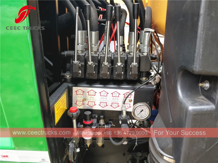 Trak pemadat HOWO 8cbm RHD