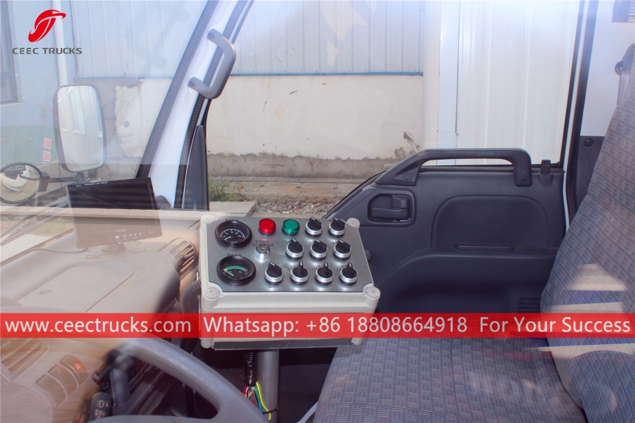 Lori penyapu jalan ISUZU 5CBM