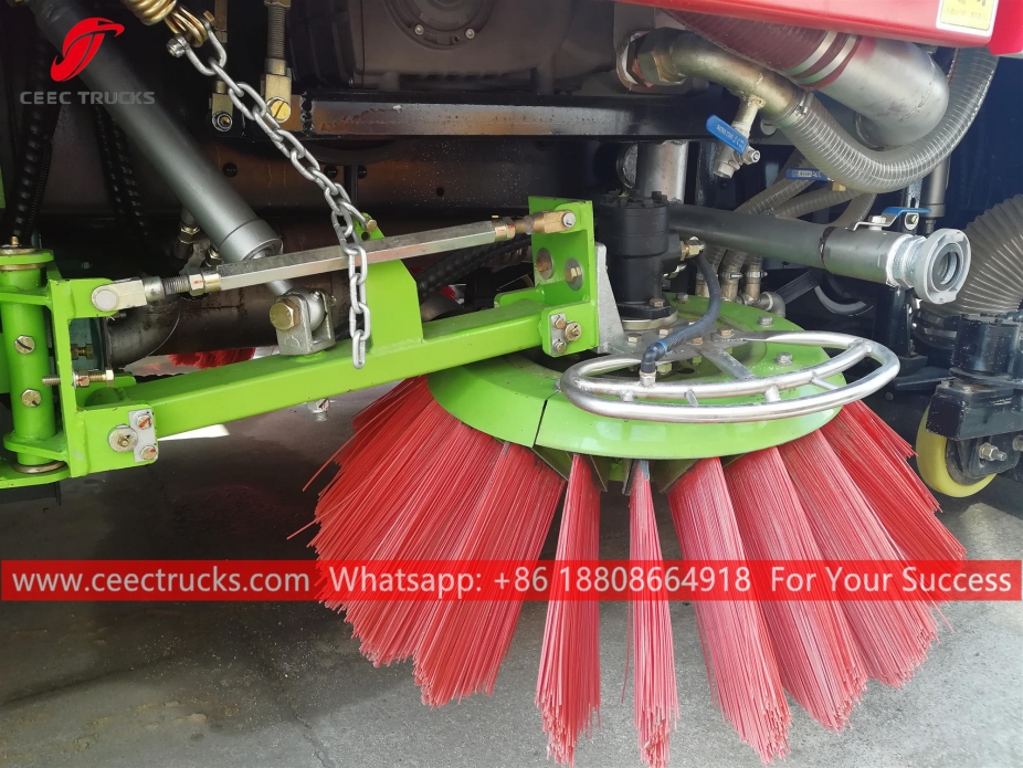 Lori menyapu dan mencuci jalan JAC