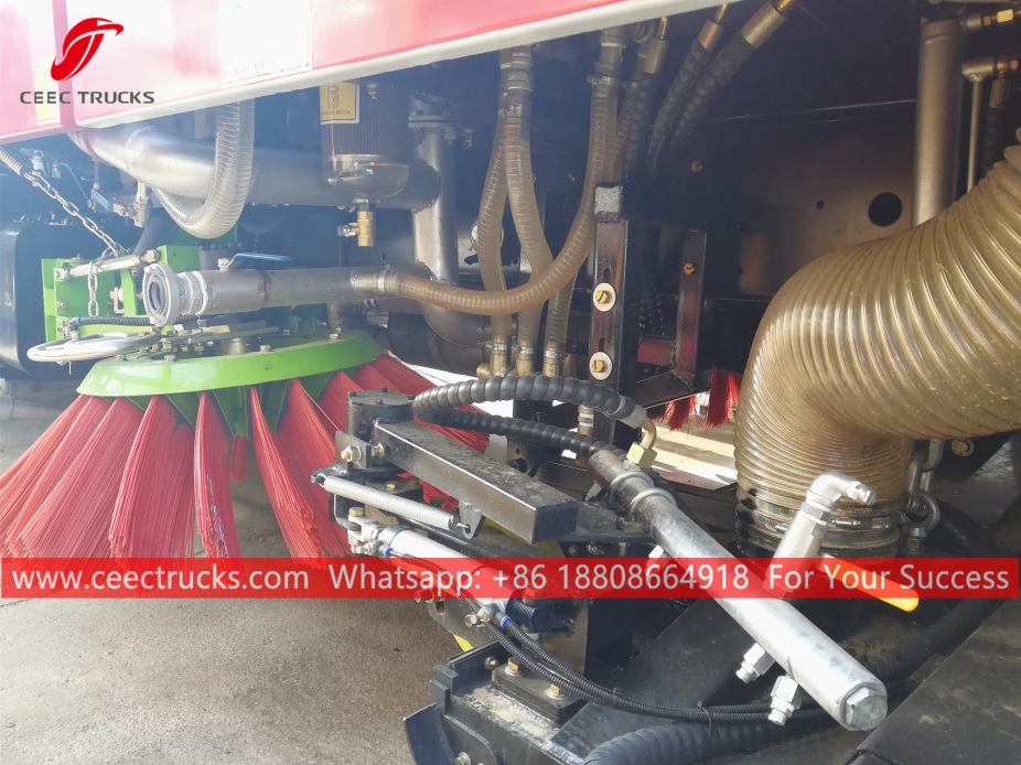 Lori menyapu dan mencuci jalan JAC