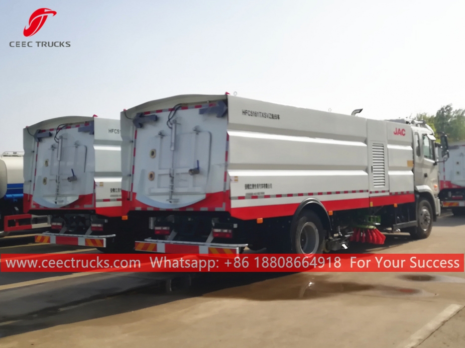 Lori menyapu dan mencuci jalan JAC