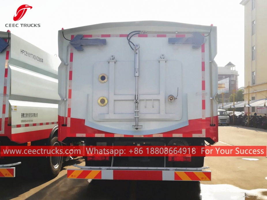 Lori menyapu dan mencuci jalan JAC