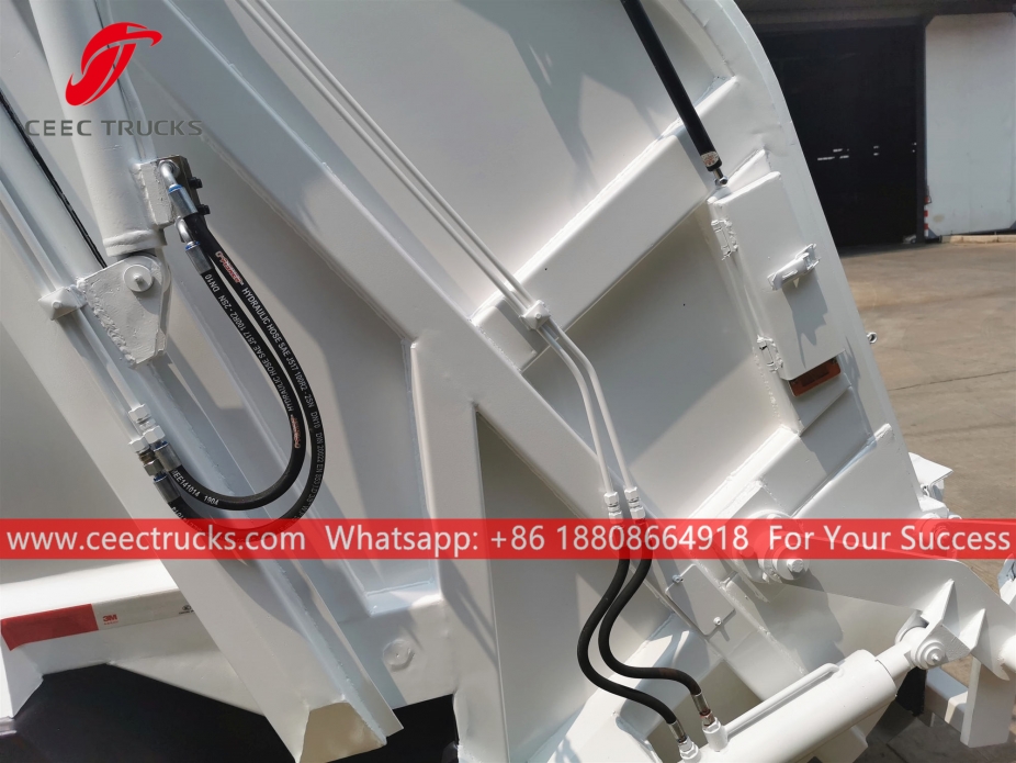 Lori sampah pemuat belakang ISUZU 6CBM