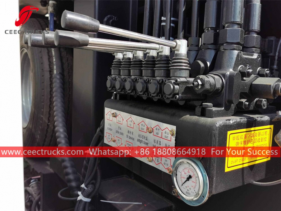 Lori mampat sampah ISUZU 6CBM