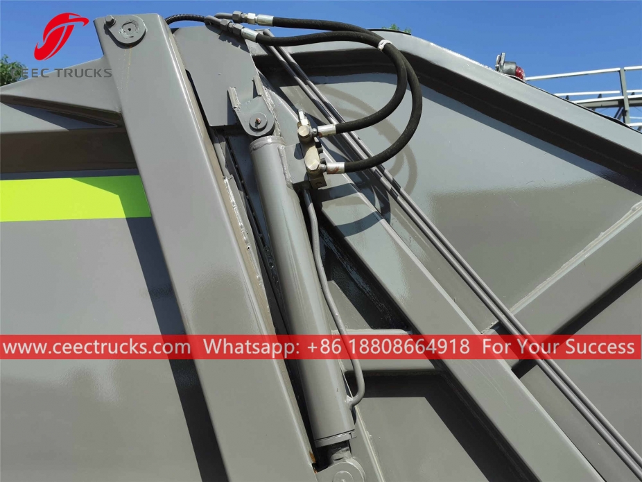 Lori mampat sampah ISUZU 6CBM