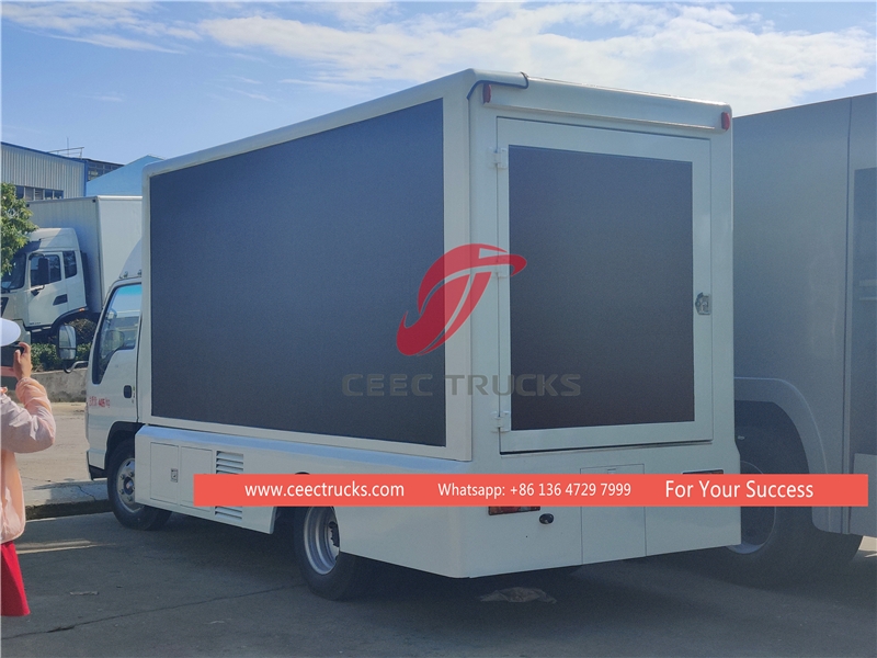 Lori pentas bergerak ISUZU 100P 4*2