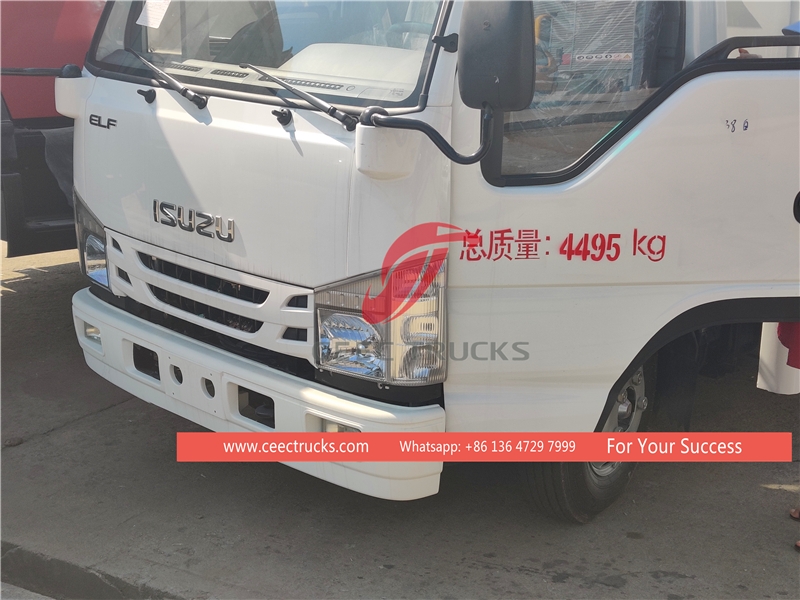 Lori pentas bergerak ISUZU 100P 4*2