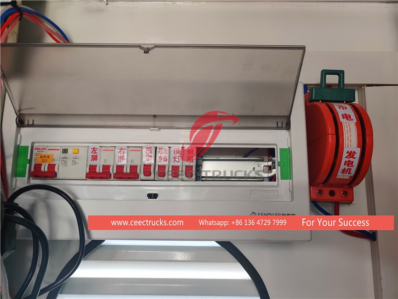 Lori pentas bergerak ISUZU 100P 4*2