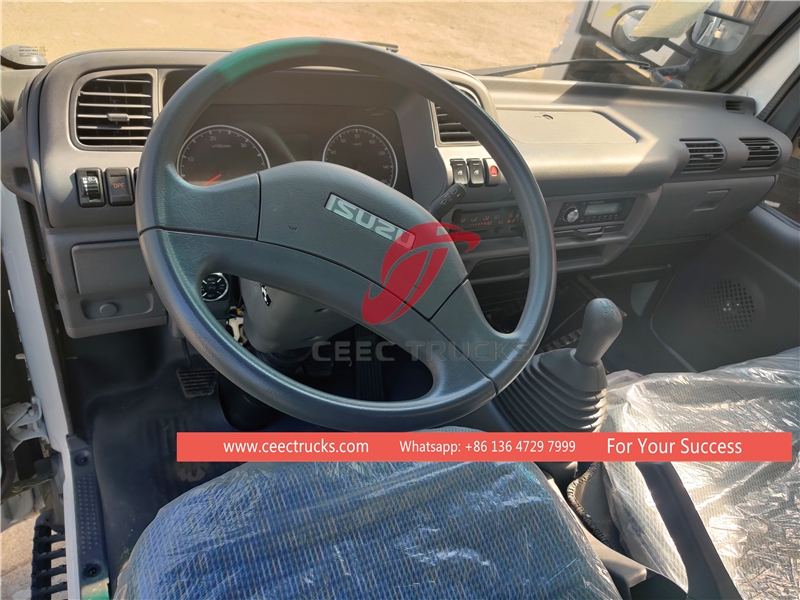 Lori pentas bergerak ISUZU 100P 4*2