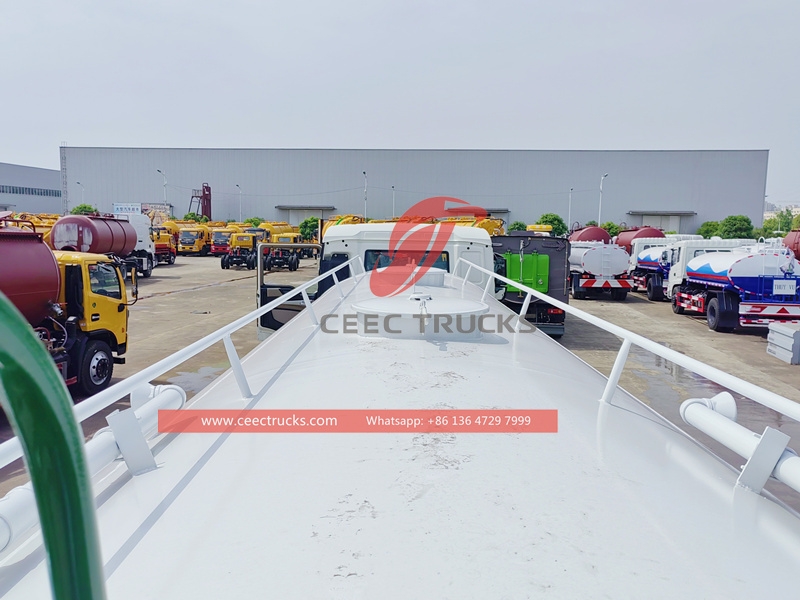 Lori tangki penghantar air Howo 8x4 25,000 Liter