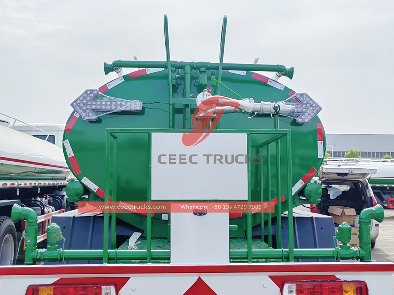 Lori tangki penghantar air Howo 8x4 25,000 Liter