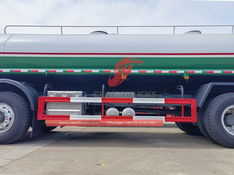 Lori tangki penghantar air Howo 8x4 25,000 Liter