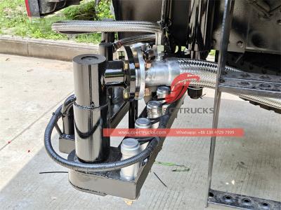 Howo light-duty 3000L asphalt spreading truck