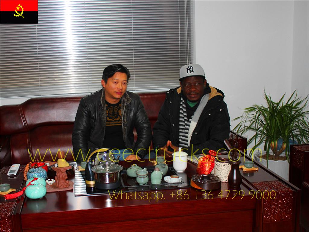 Pelanggan Angola melawat kilang kami memeriksa Trak Tangki Air