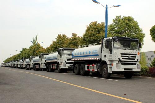 100 unit trak tangki air IVECO untuk wilayah Xinjiang China