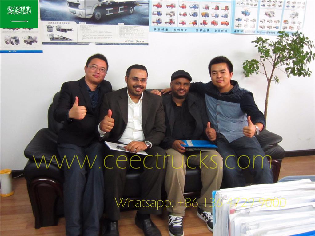 Pelanggan Arab Saudi Mengunjungi Kilang Kami untuk Semitrailer Tangki Bahan Api