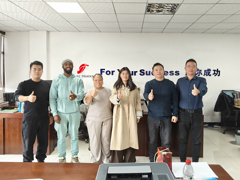 Pelanggan Ecuador melawat kilang CEEC untuk pemeriksaan trak sampah ISUZU